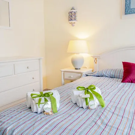Beautiful Three Bedroom In The Old Village דירה